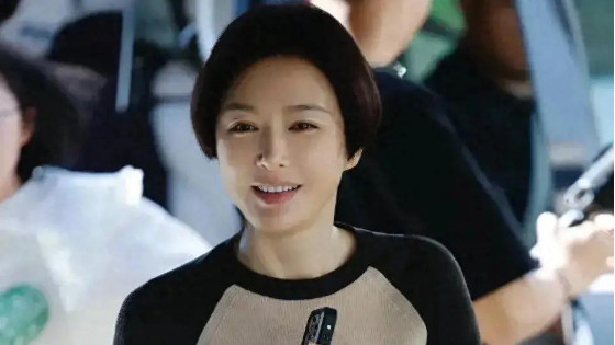 45岁秦岚换新发型引热议！网友：这是把姐姐变成了“大姨”