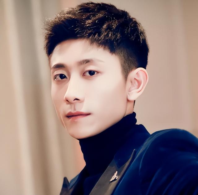 张一山凌晨发文官宣“新身份”,原来没消息的他,闷声干了件大事