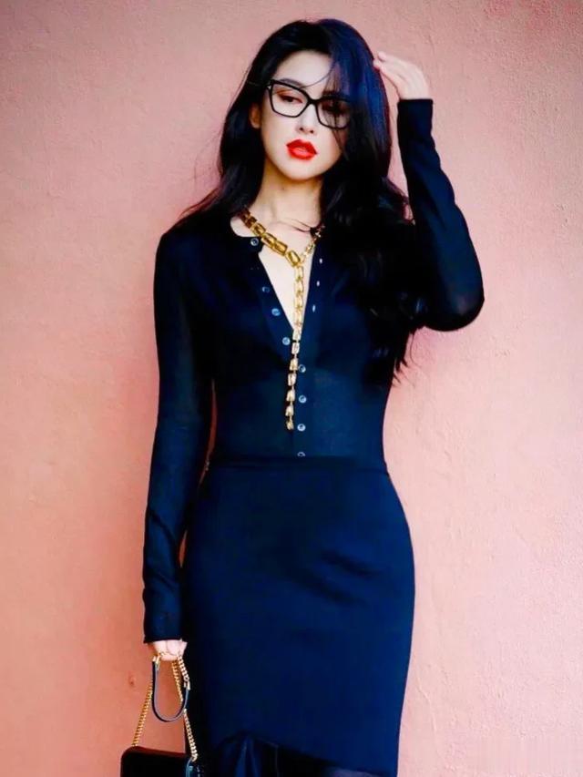 朱珠一家三口逛环球影城被偶遇,网友:3岁珠宝很可爱,朱珠好瘦