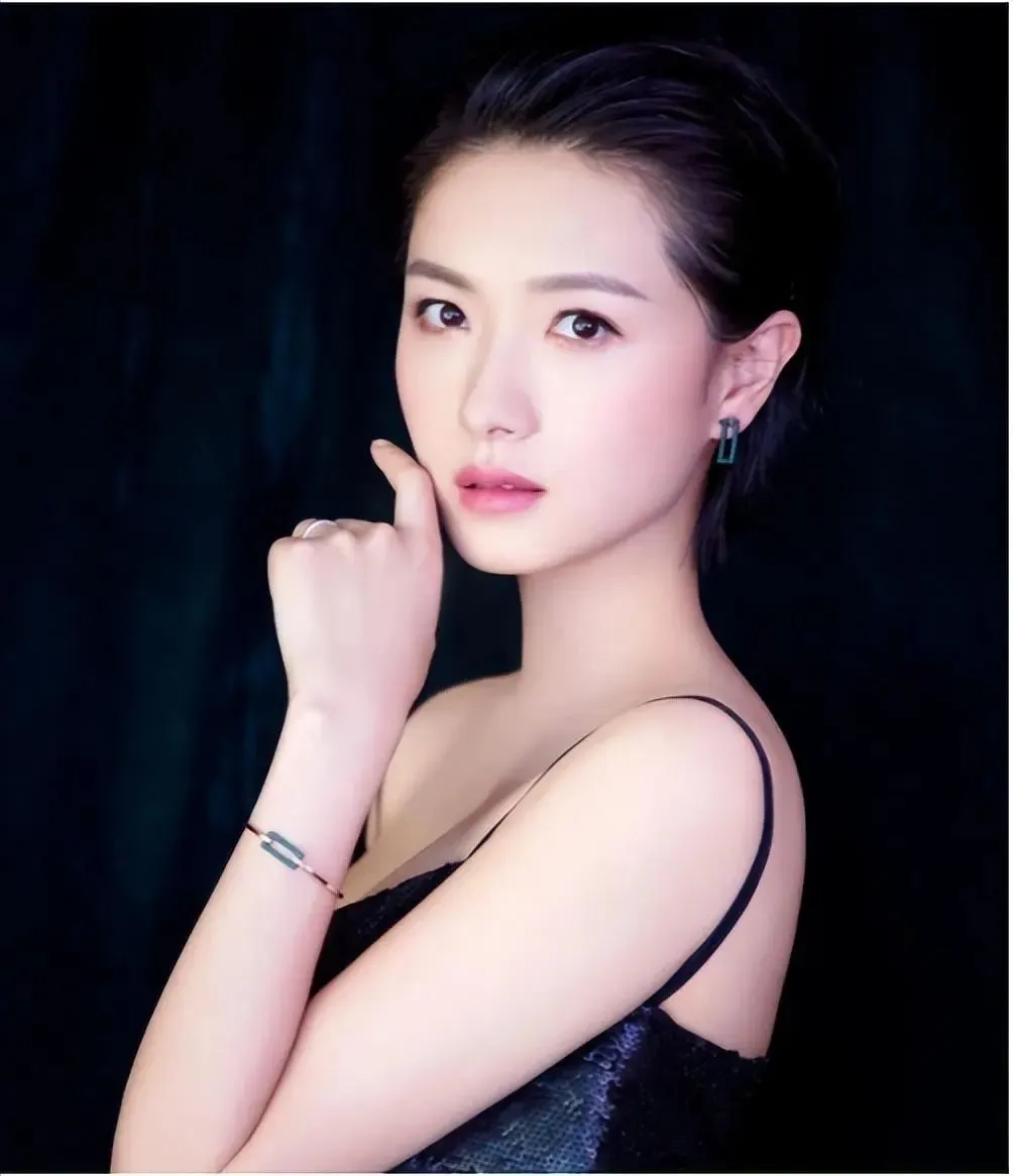 42岁万茜大清早晒运动照，睡眼惺忪头发飞舞，身材似18岁少女！