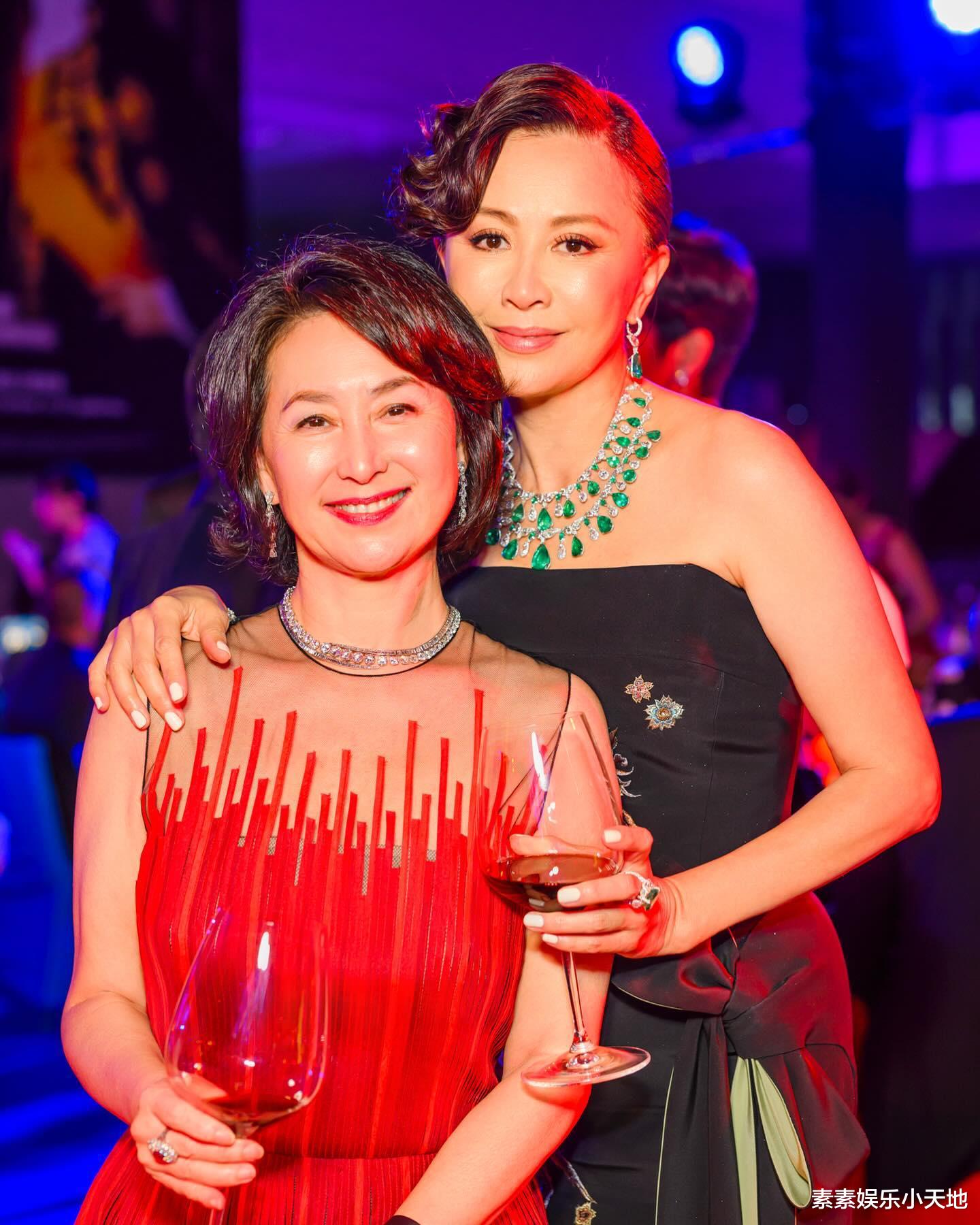 何超琼刘嘉玲出席中秋晚宴,戴千万珠宝亮相,何超盈的脸又变了