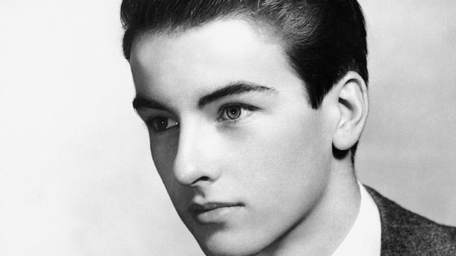 令伊丽莎白·泰勒迷恋不已，与马龙·白兰度并列为50年代最帅男星