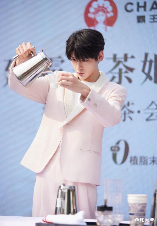 208w又闹笑话!翟潇闻品牌活动为竞品宣传,周边下架面临高额赔偿