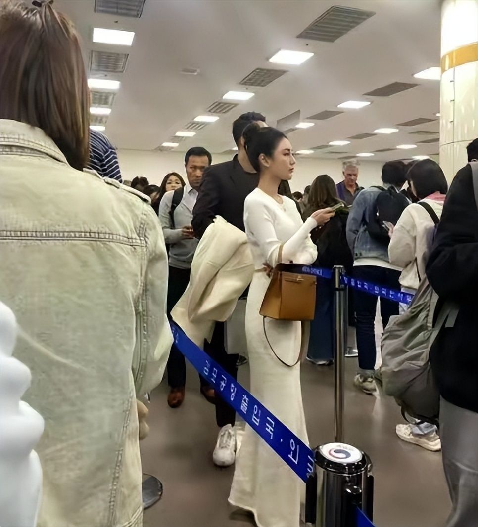 汪小菲带未婚妻出国，马筱梅小腹隆起，喊汪小菲同看婴儿照笑开花