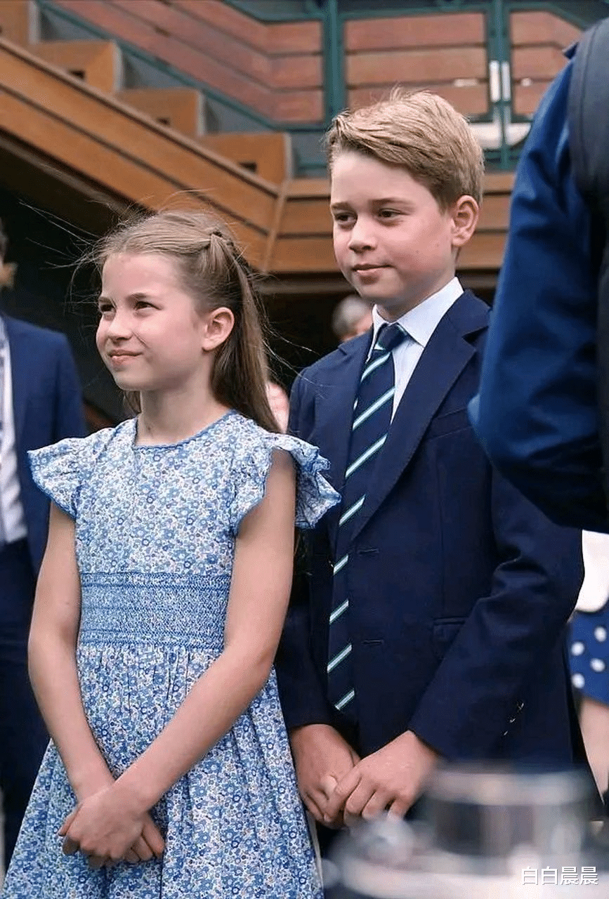 威廉凯特一家五口出行照罕曝光，夫妻恩爱并肩，小儿子调皮走最后