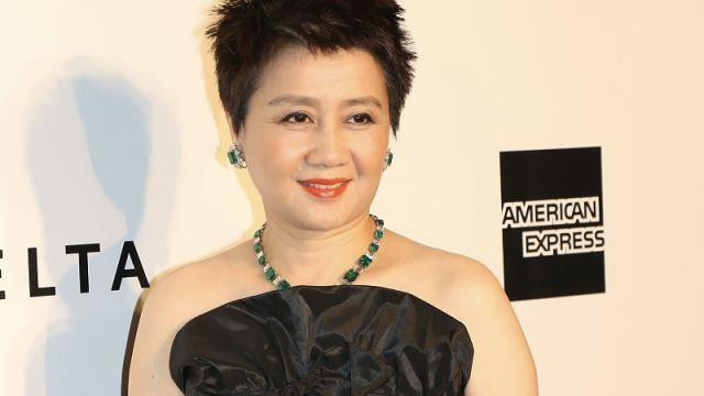 赌王四太梁安琪不像63岁的人，剪了超短发穿娃娃裙，扮嫩太有水准