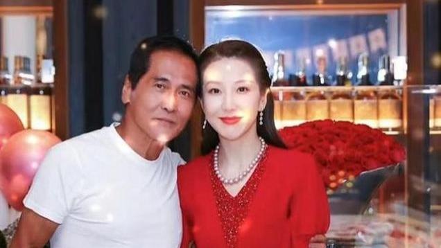 64岁齐秦被曝肺癌晚期，正在北京接受治疗，此前露面断崖式衰老