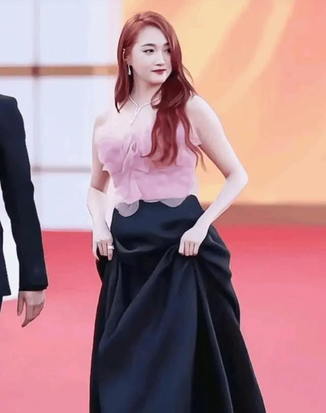 关晓彤27岁参加活动生图似少妇,网友辣评:生孩子了?