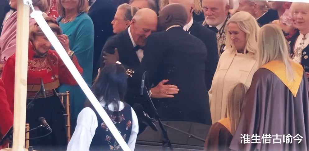 52岁挪威大公主下嫁美国黑人,两个人在婚礼上热情拥吻,真的甜蜜