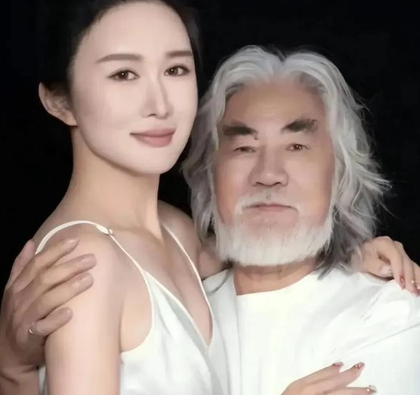 深扒之下,找到了杜星霖甘愿为张纪中忍受“钢丝穿乳”之痛的原因