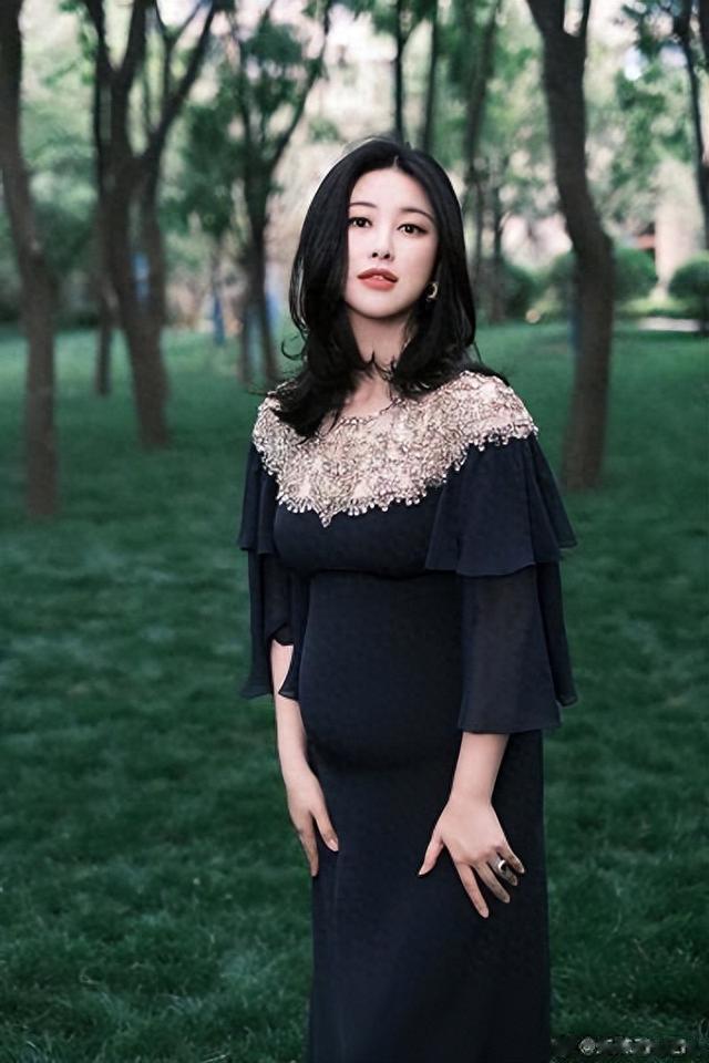 朱珠租北京四合院办艺术展，邀请圈内名流，戴钻石项链讲解超贵妇