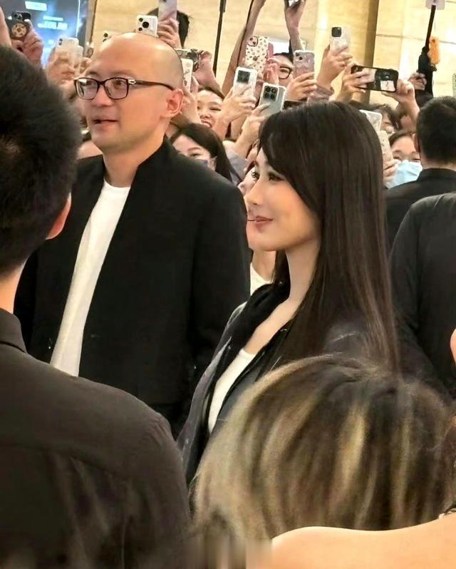 杨紫成都魅力绽放,粉丝高呼:再来十次!