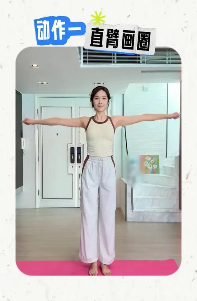 39岁李亚男在家中锻炼,6岁女儿高高瘦瘦,家中客厅宽敞阔气!