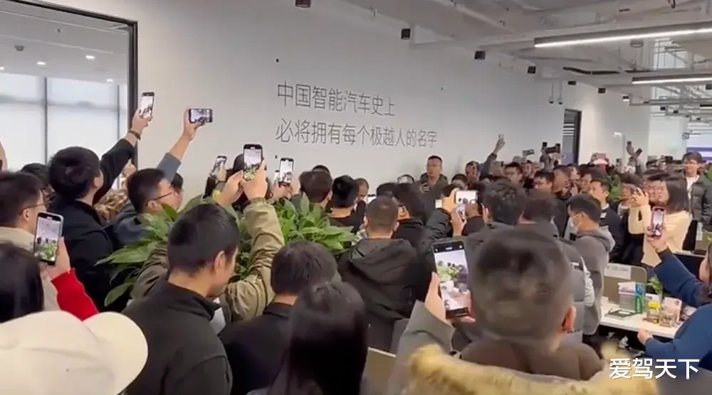 “闪崩”的极越为何做不到体面退场？