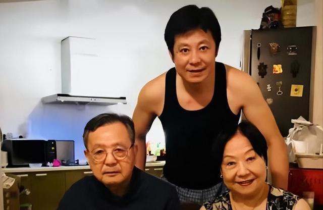 59岁演员三代定居美国，高调炫耀奢华生活，深扒细节后网友沉默了