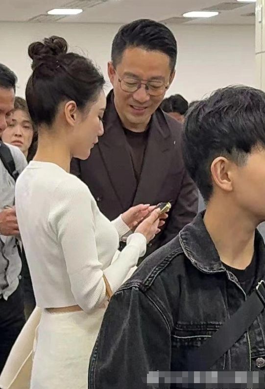 汪小菲带未婚妻出国，马筱梅小腹隆起，喊汪小菲同看婴儿照笑开花