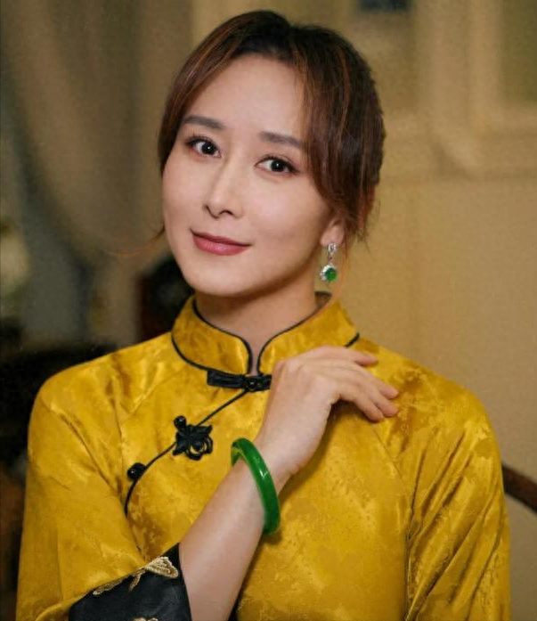 46岁胡静豪宅晒自拍 千万翡翠配新中式打扮 谁真的嫁入豪门一目了然