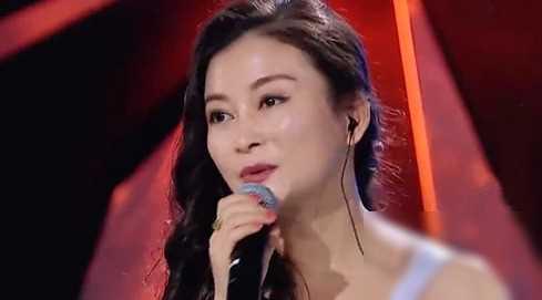 她1首歌红了30年，气势不输那英，如今52岁仍单身