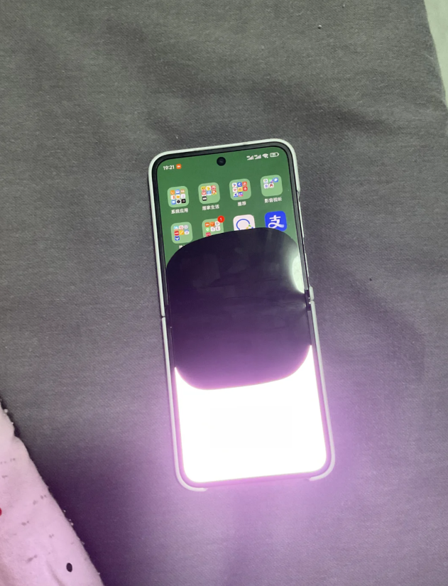 网友称小米小折叠突然出现漏液，退货退款后购买iPhone16