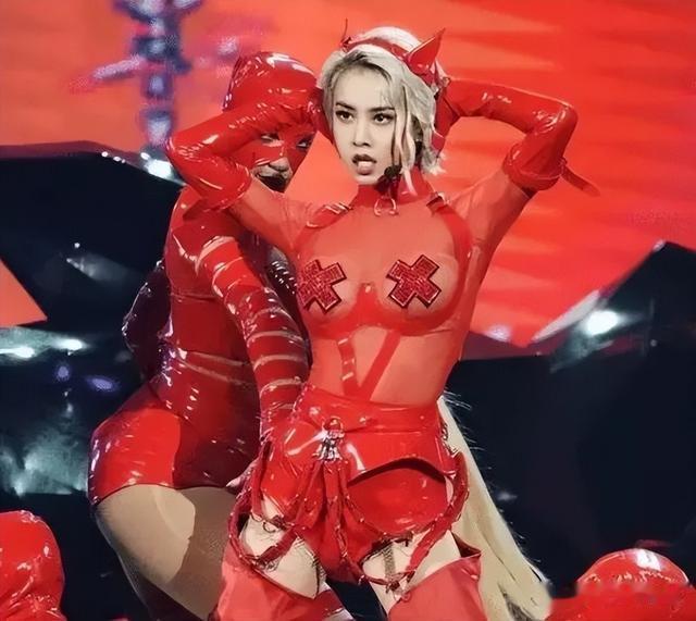 44岁蔡依林机场亮相，大秀傲人深V长腿，小身段依旧魔鬼身材