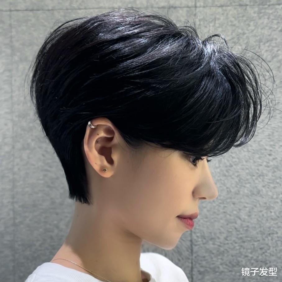 最火女士发型来了，挂耳立体短发，好看到心动