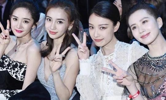 过气明星的卑微，街头摆摊、领救济、给网红打工，辉煌后满地心酸