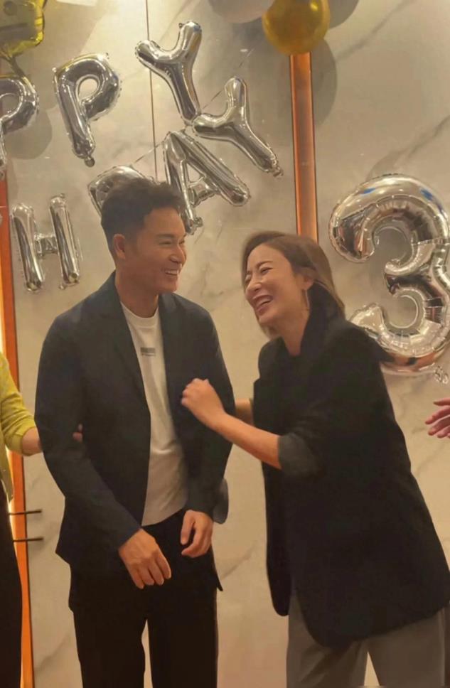 43岁胡定欣在元宵佳节公开与男友合照，男友全程笑脸，高大帅气！