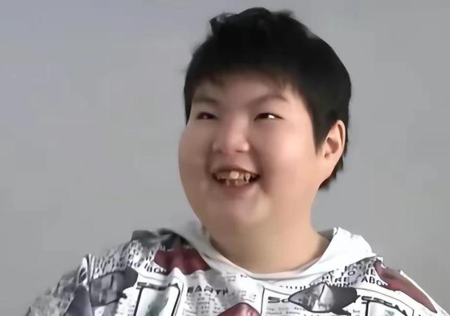 江西14岁男孩重达300斤，一顿能吃8碗饭，离世前痛哭：我要减肥