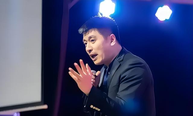 张雪峰和小7岁博士妻子首次公开同框,网友:两人看起来像不熟