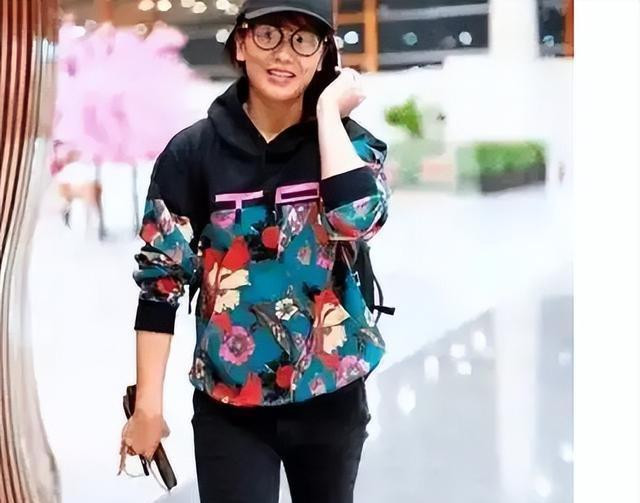 刘涛在片场被拍，又矮又胖五官普通跟路人无异，走路姿势太不优雅