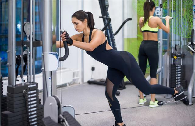 深蹲能不能练到臀呢？又如何避免错误，完成标准的深蹲呢？