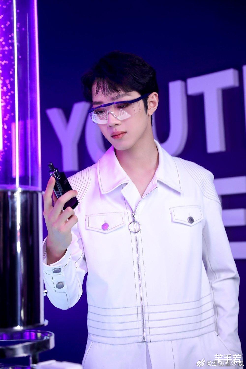 赖冠霖公开退圈信，粉丝很难接受，花钱砸出来的选秀爱豆任性退圈