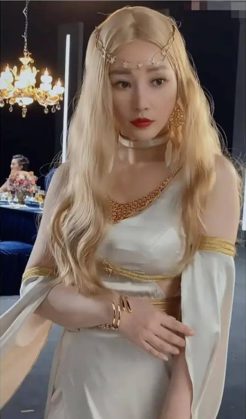 柳岩惊艳COS雅典娜,金发白裙引热议,网友争议不断