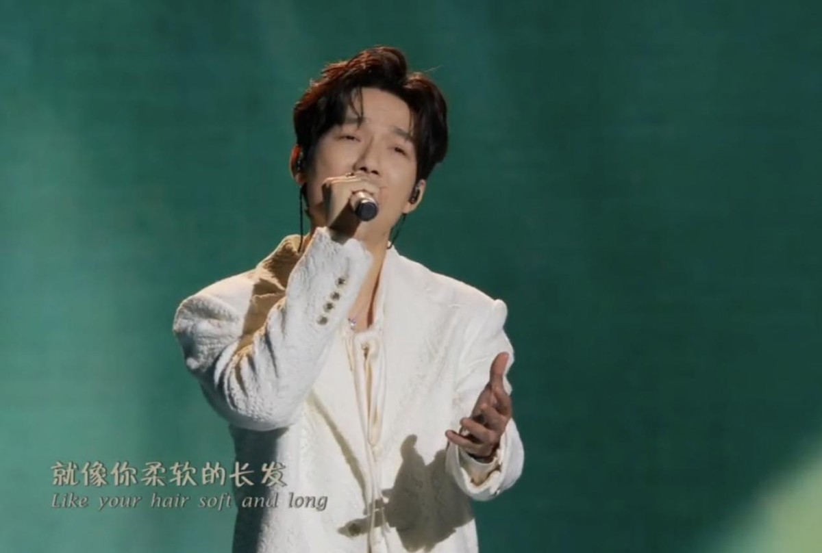 央视中秋晚会:刘涛露香肩,关晓彤长腿抢镜,李宇春脸又方了