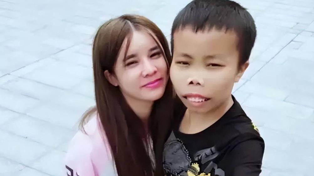 “外星人”陈山儿子长大了！大眼翘鼻小嘴太精致，网友：一点都不像爹