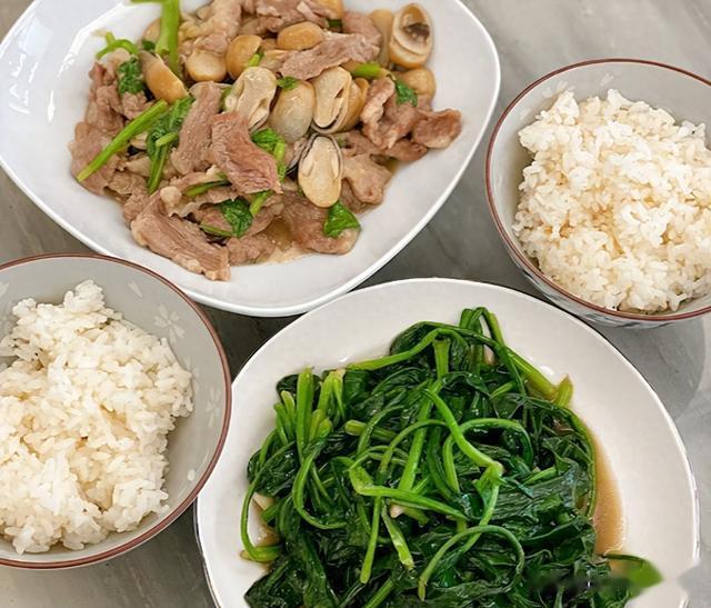 女子晒离婚后和闺女的伙食，引起热议，网友：没有对比就没有伤害