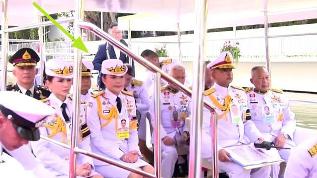 72岁泰王意气风发，一次性带两位新嫔妃出巡，专门给了特写镜头