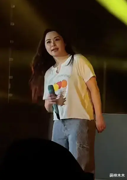 彻底放飞自我?阿娇最新演出胖成“阿爆”,演出划水全靠阿Sa拯救