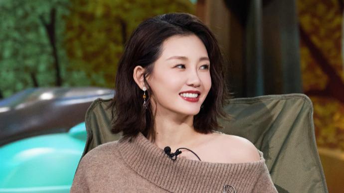 郑恺老婆苗苗又美出圈了，穿“露肩针织裙+长筒靴”，气质太惊艳