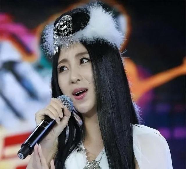 28岁从星光大道成名,却“抢”了别人丈夫,现在沦为了家庭主妇