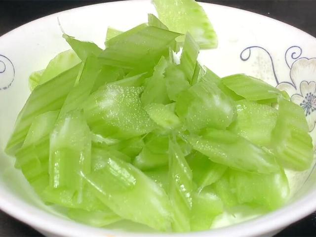 它是肺部“大救星”，春天要常吃它，炒一炒鲜甜可口，润肺又清燥