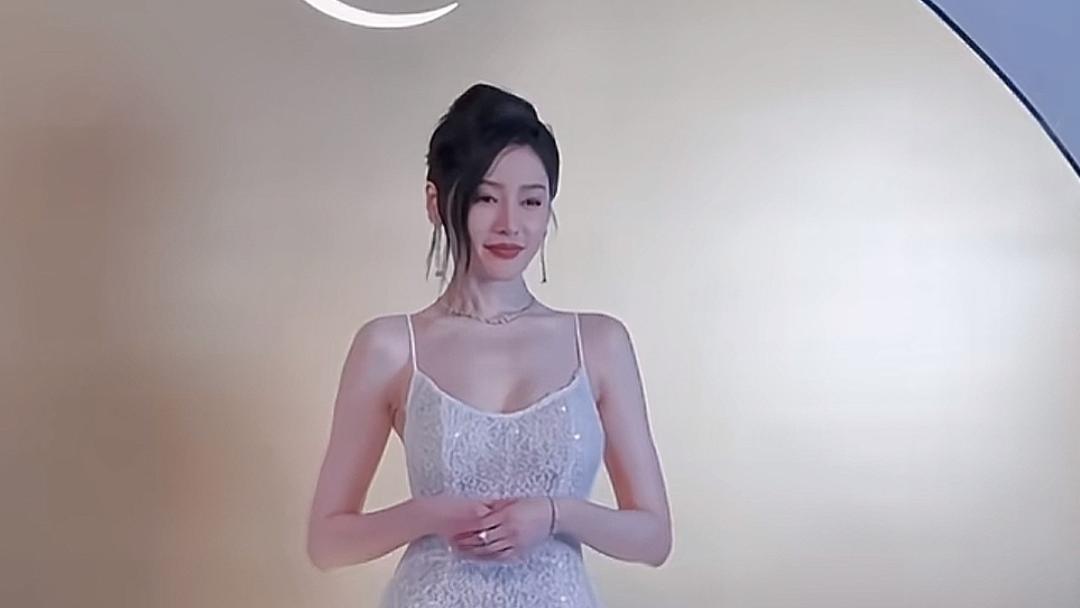 张天爱惊艳亮相，白色吊带裙尽显仙女风范