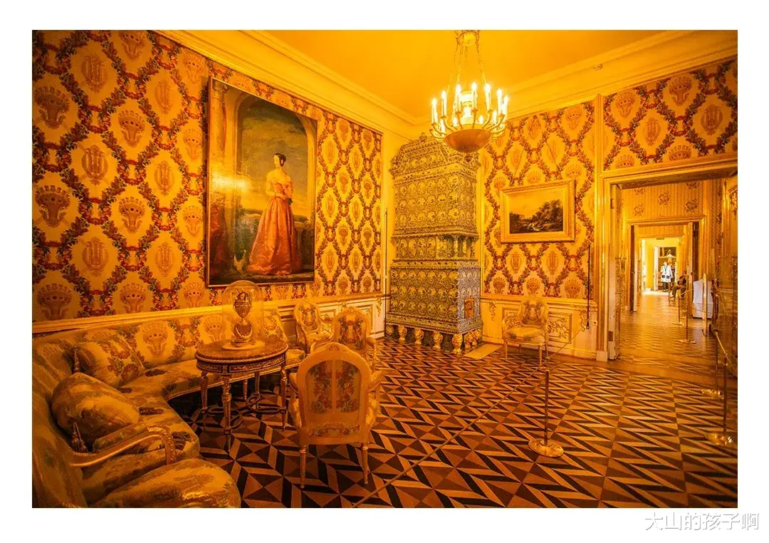 她，一生拥有23个情人，上半身属于体制内，下半身属于娱乐圈