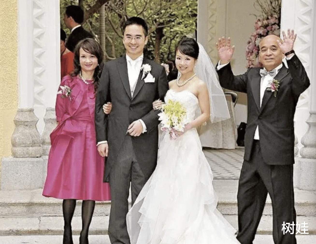 郑裕彤长孙出局后神隐至今,妻子代表出席家族活动,合照仍站中间