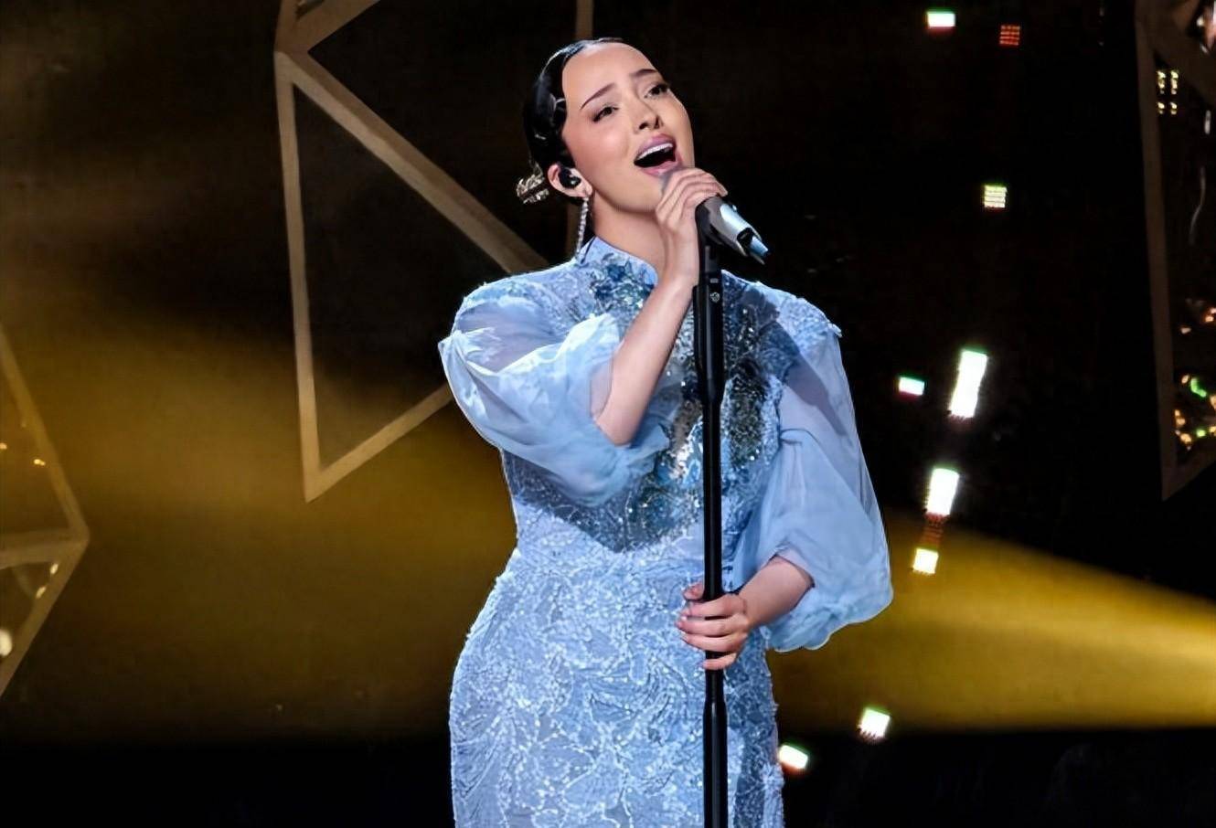 70岁香港歌后嘲讽那英,敢拿冠军是自取其辱,听听自己在唱什么