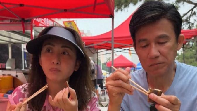 65岁李子雄和42岁娇妻雅琦赶大集，李子雄硬朗无比，雅琦素颜美极了