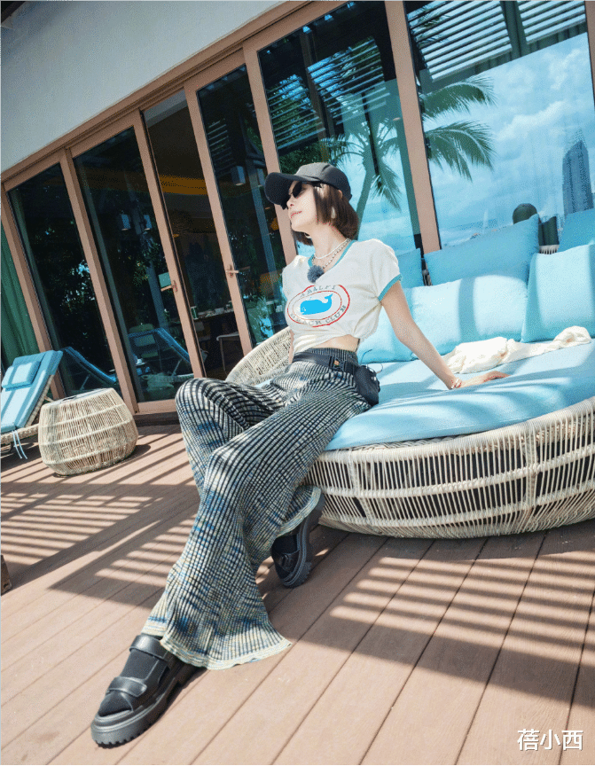 45岁秦岚独自一人在大别墅里庆生，穿小黄裙玩自拍，看着只有22岁