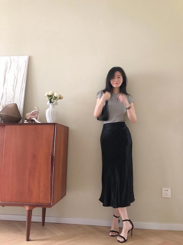 黑色裙子配什么上衣？四个公式让你穿出时尚感