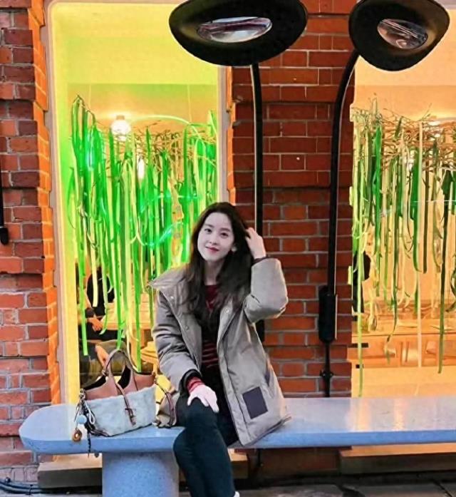 章泽天在伦敦享受富太生活，没有老公在身边，整个人都在发光发亮