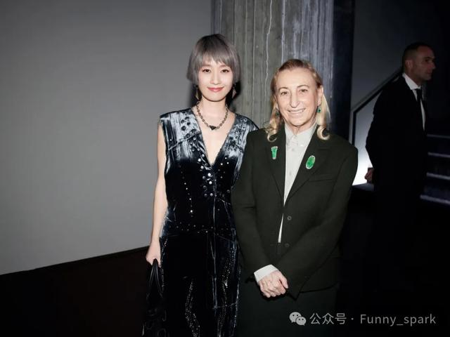 马伊琍短发灰色西装干练十足,活出自己喜欢的样子!